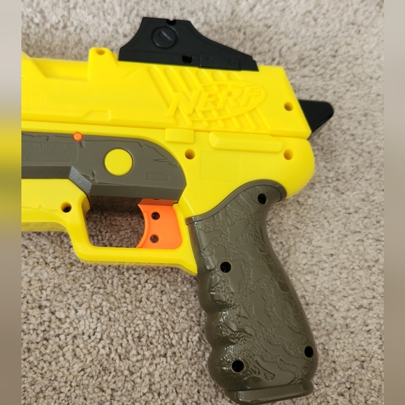 ๐ซ NERF Fortnite Blaster โ Vibrant Yellow & Orange Great for Play or Display - Picture 8 of 13